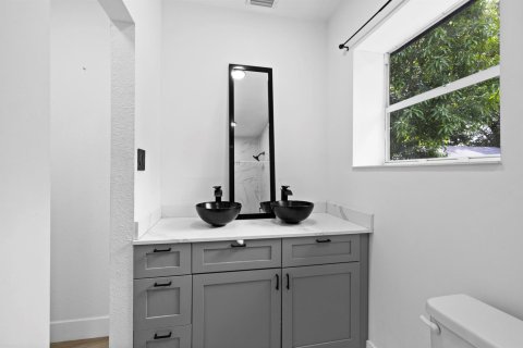Villa ou maison à louer à Miami, Floride: 4 chambres, 113.34 m2 № 2389520 - photo 13