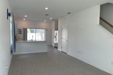 Townhouse in Poinciana, Florida 2 bedrooms, 116.59 sq.m. № 2167865 - photo 4