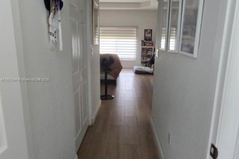 Casa en venta en Miami, Florida, 4 dormitorios, 195.75 m2 № 1984372 - foto 6