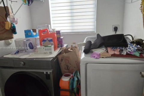 Casa en venta en Miami, Florida, 4 dormitorios, 195.75 m2 № 1984372 - foto 21