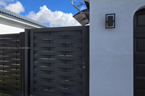 Casa en venta en Miami, Florida, 4 dormitorios, 195.75 m2 № 1984372 - foto 26