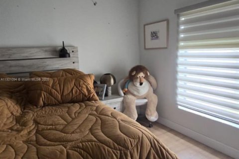 Casa en venta en Miami, Florida, 4 dormitorios, 195.75 m2 № 1984372 - foto 12