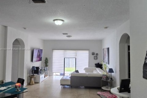 Casa en venta en Miami, Florida, 4 dormitorios, 195.75 m2 № 1984372 - foto 19