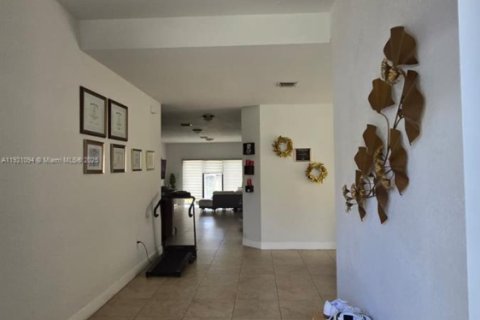 Casa en venta en Miami, Florida, 4 dormitorios, 195.75 m2 № 1984372 - foto 3