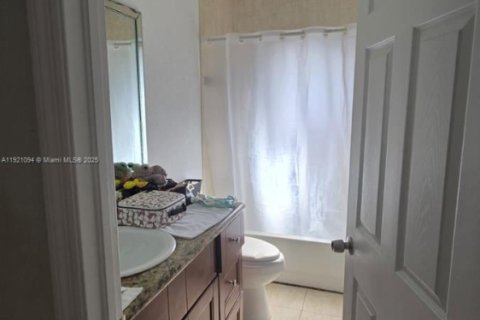 Casa en venta en Miami, Florida, 4 dormitorios, 195.75 m2 № 1984372 - foto 14