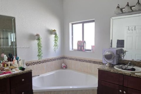 Casa en venta en Miami, Florida, 4 dormitorios, 195.75 m2 № 1984372 - foto 8