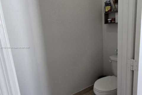 Casa en venta en Miami, Florida, 4 dormitorios, 195.75 m2 № 1984372 - foto 11