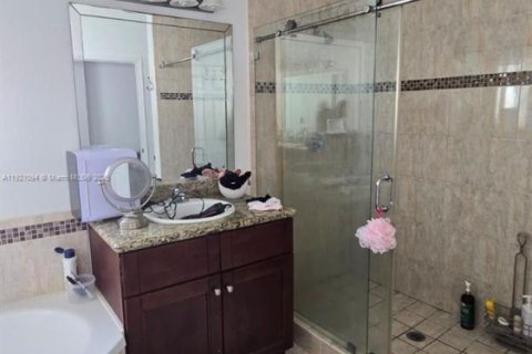 Casa en venta en Miami, Florida, 4 dormitorios, 195.75 m2 № 1984372 - foto 9