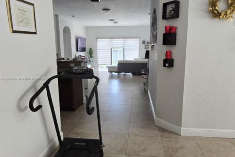 Casa en venta en Miami, Florida, 4 dormitorios, 195.75 m2 № 1984372 - foto 25