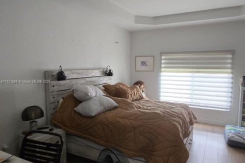 Casa en venta en Miami, Florida, 4 dormitorios, 195.75 m2 № 1984372 - foto 7
