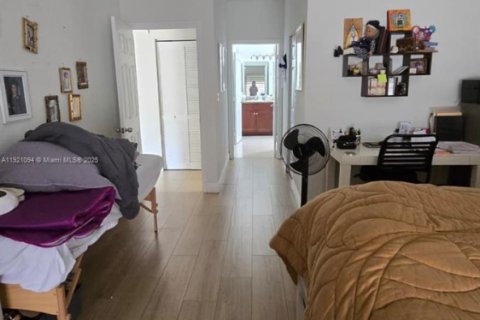 Casa en venta en Miami, Florida, 4 dormitorios, 195.75 m2 № 1984372 - foto 13