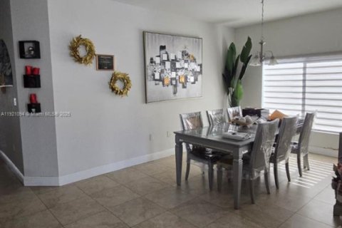 Casa en venta en Miami, Florida, 4 dormitorios, 195.75 m2 № 1984372 - foto 2