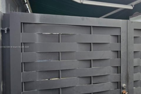 Casa en venta en Miami, Florida, 4 dormitorios, 195.75 m2 № 1984372 - foto 28