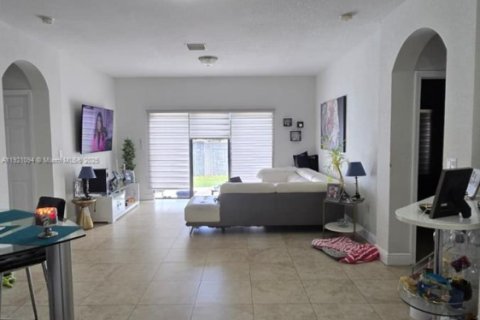 Casa en venta en Miami, Florida, 4 dormitorios, 195.75 m2 № 1984372 - foto 23