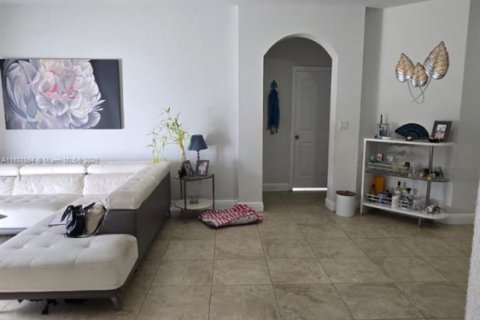 Casa en venta en Miami, Florida, 4 dormitorios, 195.75 m2 № 1984372 - foto 10