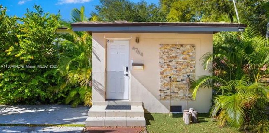 Дом в Майами, Флорида 3 спальни, 105.72м2 № 1956354