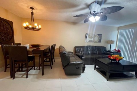 Condominio en Sunny Isles Beach, Florida, 1 dormitorio  № 2039213