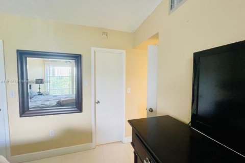 Condo in Sunny Isles Beach, Florida, 1 bedroom  № 2039213 - photo 4