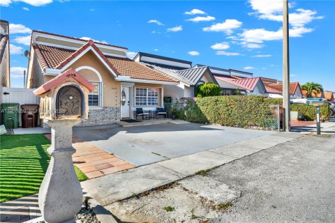Casa en venta en Hialeah, Florida, 3 dormitorios, 120.31 m2 № 2019664 - foto 3
