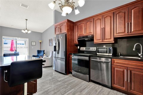 Casa en venta en Hialeah, Florida, 3 dormitorios, 120.31 m2 № 2019664 - foto 7