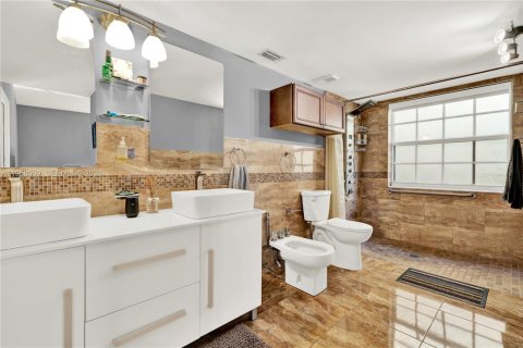 Casa en venta en Hialeah, Florida, 3 dormitorios, 120.31 m2 № 2019664 - foto 17
