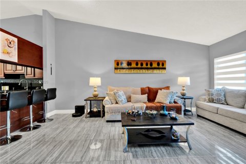 Casa en venta en Hialeah, Florida, 3 dormitorios, 120.31 m2 № 2019664 - foto 4