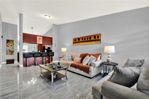 Casa en venta en Hialeah, Florida, 3 dormitorios, 120.31 m2 № 2019664 - foto 6