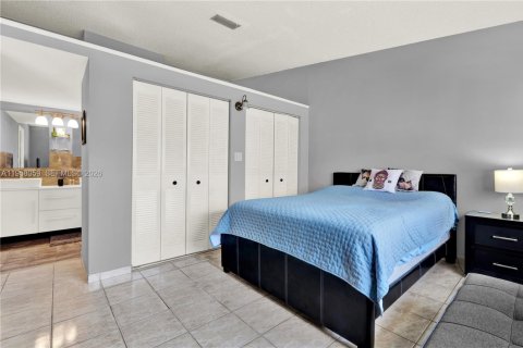 Casa en venta en Hialeah, Florida, 3 dormitorios, 120.31 m2 № 2019664 - foto 19