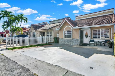 Casa en venta en Hialeah, Florida, 3 dormitorios, 120.31 m2 № 2019664 - foto 2