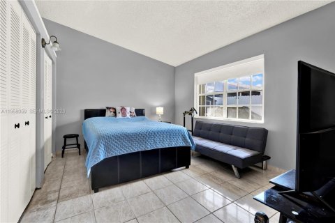 Casa en venta en Hialeah, Florida, 3 dormitorios, 120.31 m2 № 2019664 - foto 18
