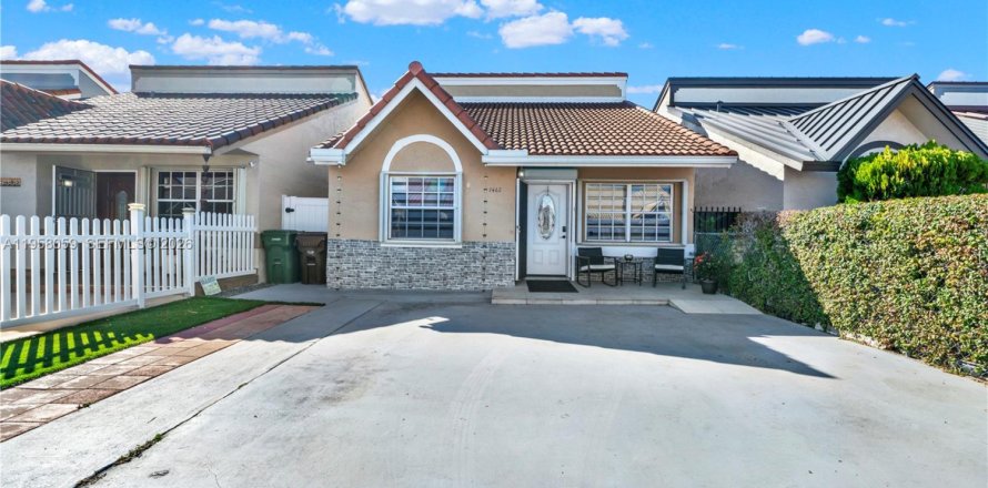 Casa en Hialeah, Florida 3 dormitorios, 120.31 m2 № 2019664