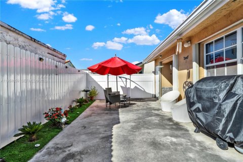 Casa en venta en Hialeah, Florida, 3 dormitorios, 120.31 m2 № 2019664 - foto 25