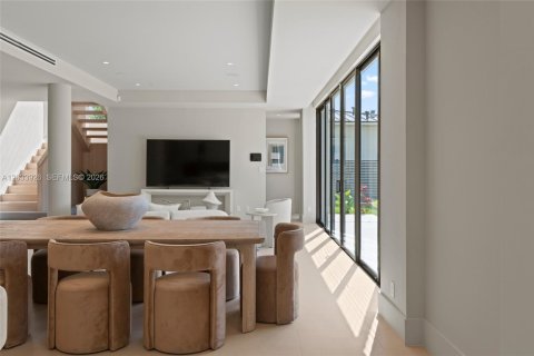 House in Miami, Florida 5 bedrooms, 362.69 sq.m. № 2278998 - photo 17
