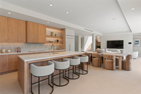 House in Miami, Florida 5 bedrooms, 362.69 sq.m. № 2278998 - photo 2