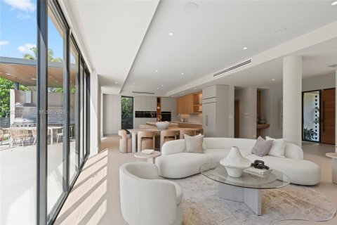 House in Miami, Florida 5 bedrooms, 362.69 sq.m. № 2278998 - photo 15