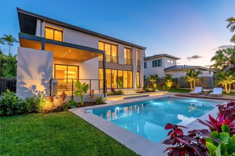 House in Miami, Florida 5 bedrooms, 362.69 sq.m. № 2278998 - photo 3