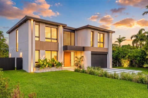 House in Miami, Florida 5 bedrooms, 362.69 sq.m. № 2278998 - photo 8