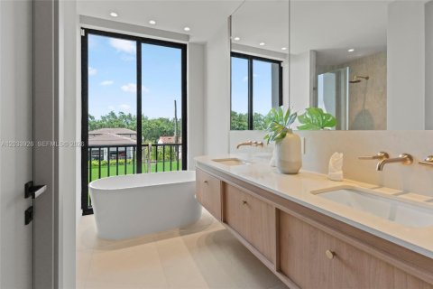 House in Miami, Florida 5 bedrooms, 362.69 sq.m. № 2278998 - photo 29