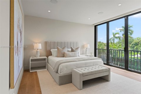 House in Miami, Florida 5 bedrooms, 362.69 sq.m. № 2278998 - photo 26