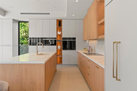House in Miami, Florida 5 bedrooms, 362.69 sq.m. № 2278998 - photo 23