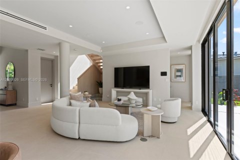 House in Miami, Florida 5 bedrooms, 362.69 sq.m. № 2278998 - photo 4