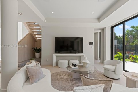 House in Miami, Florida 5 bedrooms, 362.69 sq.m. № 2278998 - photo 16
