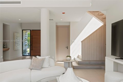 House in Miami, Florida 5 bedrooms, 362.69 sq.m. № 2278998 - photo 13