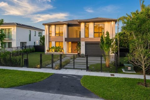 House in Miami, Florida 5 bedrooms, 362.69 sq.m. № 2278998
