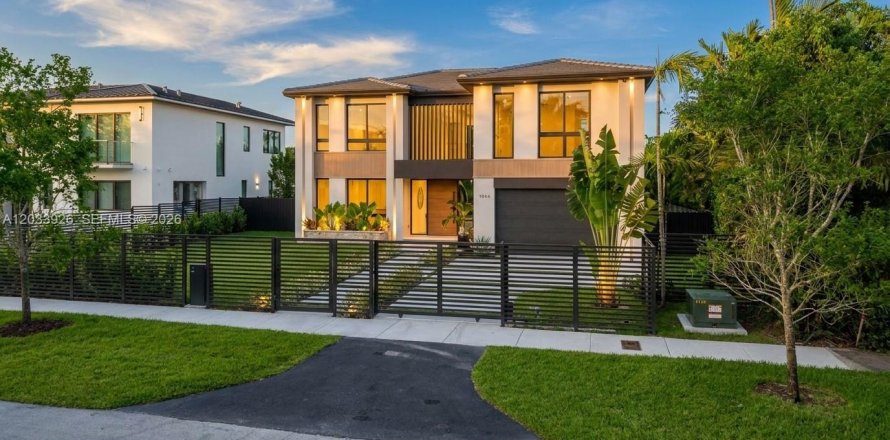 House in Miami, Florida 5 bedrooms, 362.69 sq.m. № 2278998