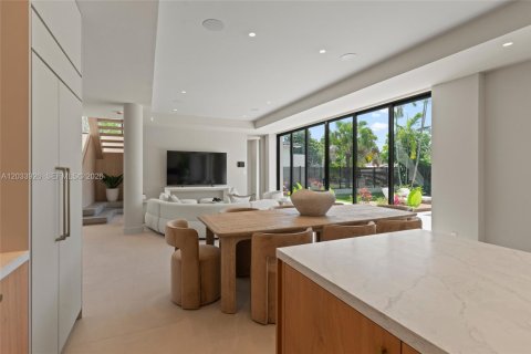 House in Miami, Florida 5 bedrooms, 362.69 sq.m. № 2278998 - photo 18