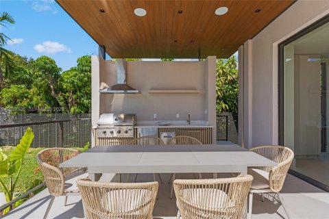 House in Miami, Florida 5 bedrooms, 362.69 sq.m. № 2278998 - photo 6