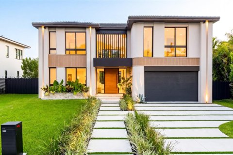 House in Miami, Florida 5 bedrooms, 362.69 sq.m. № 2278998 - photo 7