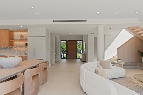 House in Miami, Florida 5 bedrooms, 362.69 sq.m. № 2278998 - photo 12