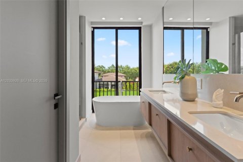 House in Miami, Florida 5 bedrooms, 362.69 sq.m. № 2278998 - photo 30